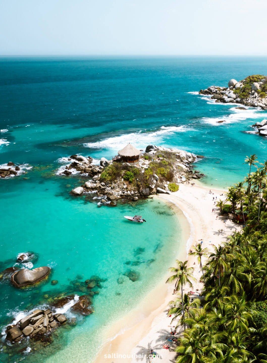 Playa de agua turquesa con rocas en el Parque Tayrona