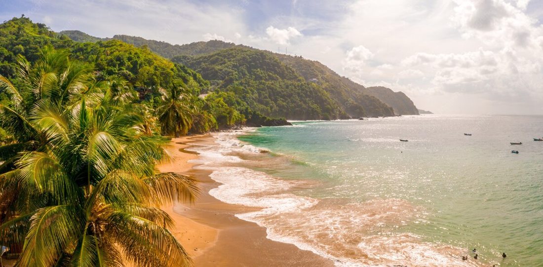 Playa entre selva y montañas